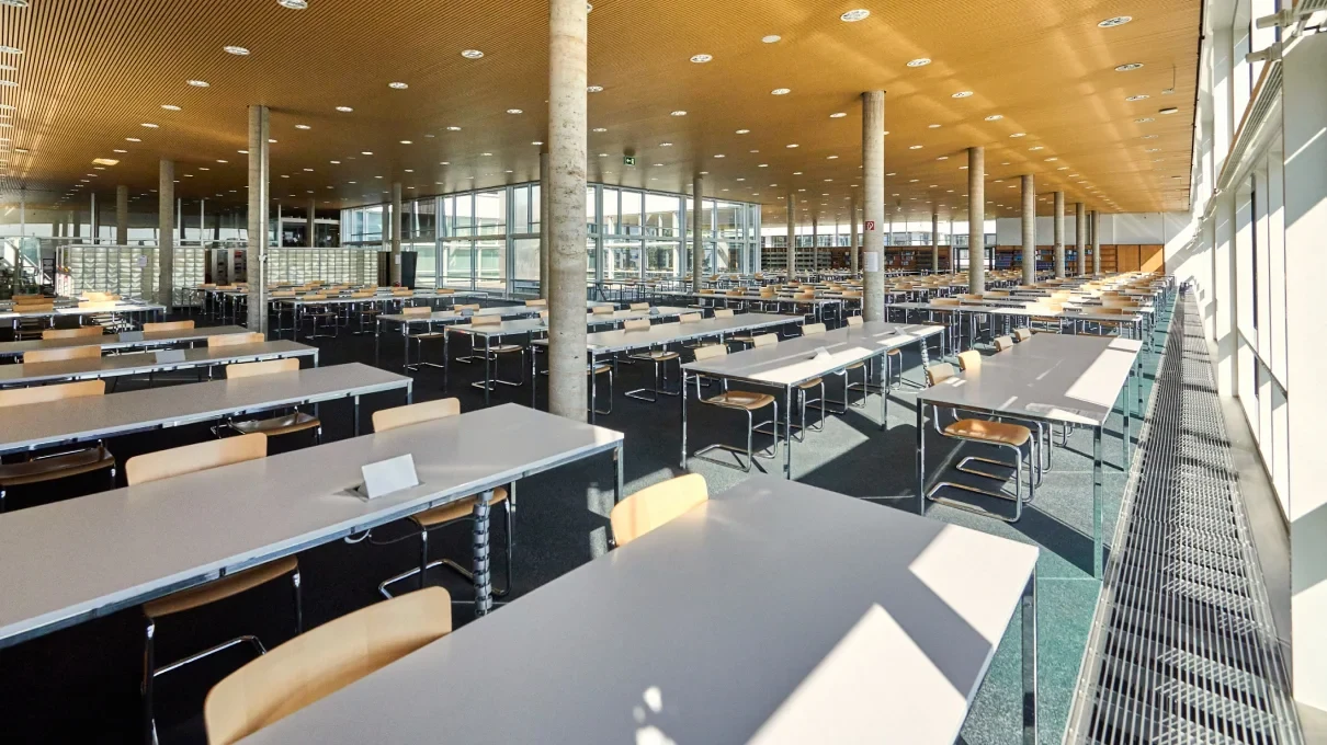 Für alle Nutzer*innen buchbar: Neue Arbeitsplätze im Lesesaal der Hauptbibliothek