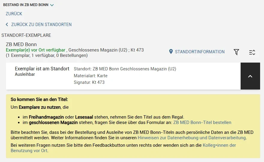 Eine Wissenschaftlerin und ein Wissenschaftler arbeiten hinter einer Glasfassade und mischen Chemikalien mit Großgeräten.