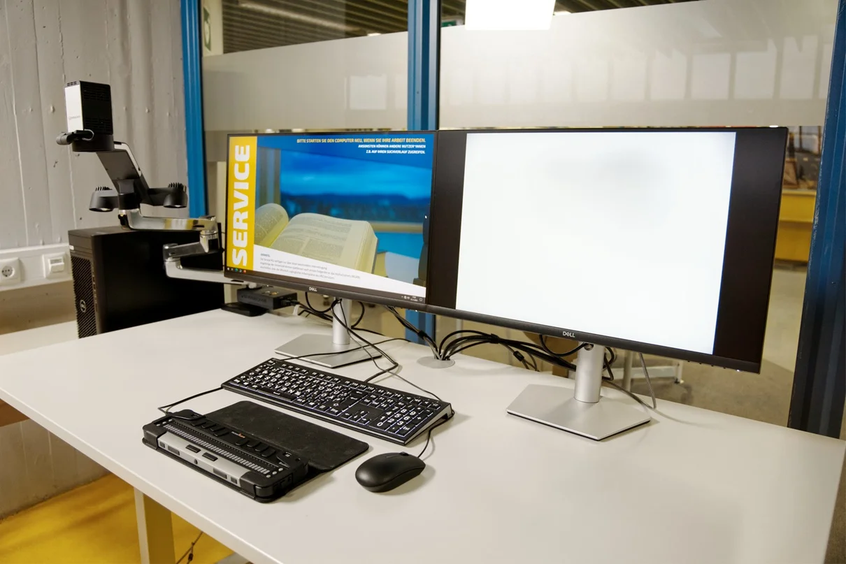Barrierearmer Arbeitsplatz in der Abteilungsbibliothek MNL
